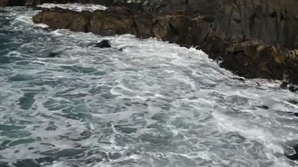 Weiße schäumende Wellen am Strand mit schwarzem Vulkansand auf Teneriffa. — Stockvideo