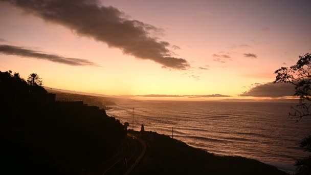 Voo acima das ondas oceânicas de frente para o belo pôr-do-sol e montanhas no horizonte . — Vídeo de Stock