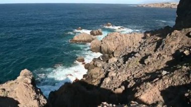 Tenerife Adası, Kanarya Adaları, Atlantik Okyanusu, İspanya kıyılarında dalgalar kopuyor.