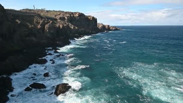 Una poderosa tormenta en el Océano Atlántico en una bahía en la costa de Tenerife. metraje con estabilización — Vídeos de Stock