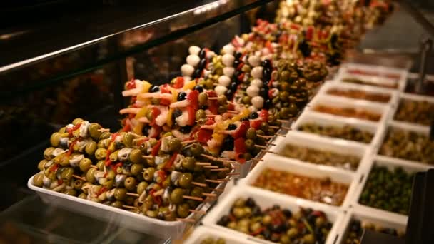 Une grande variété de tapas traditionnelles avec des fruits de mer en Espagne au marché de San Miguel — Video