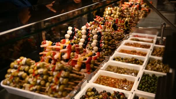 A hagyományos tapas széles választéka tenger gyümölcsei Spanyolországban a San Miguel piacon — Stock videók