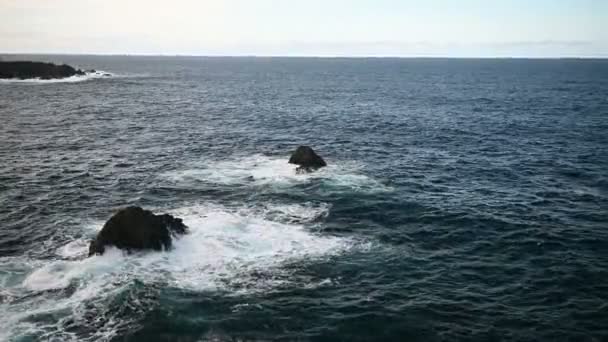 Breaking hullámok partján Tenerife sziget, Kanári-szigetek, Atlanti-óceán, Spanyolország — Stock videók