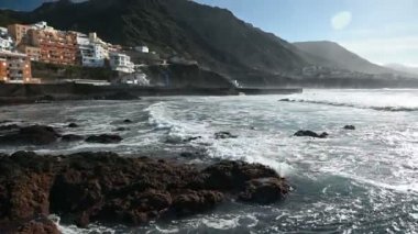 Güneşli bir günde okyanus ve sahil in üstünden güzel manzara, Tenerife, tatil ve tatil