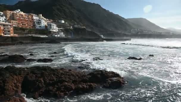 Gyönyörű kilátás felülről az óceán és a part egy napsütéses napon, Tenerife, nyaralás és nyaralás — Stock videók