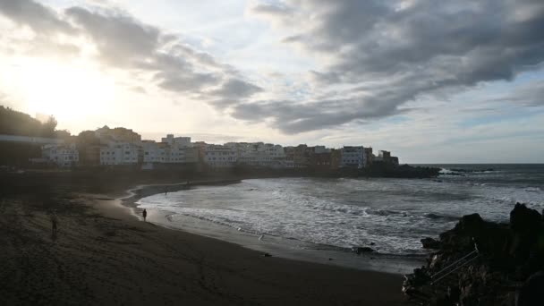 Fantasticamente belo pôr do sol na costa norte de Tenerife, uma praia com pedras e areia preta . — Vídeo de Stock
