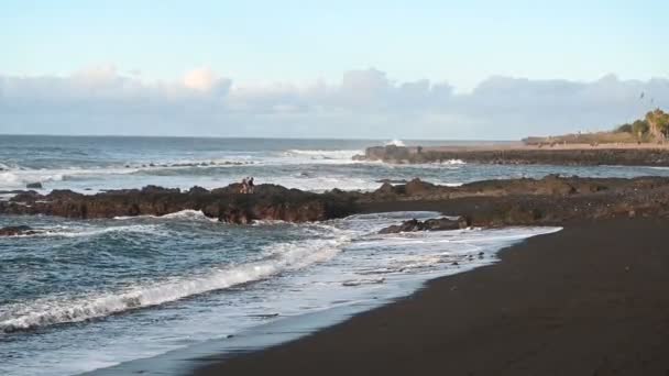 Fantastisch mooie zonsondergang aan de noordkust van Tenerife, een strand met stenen en zwart zand. — Stockvideo