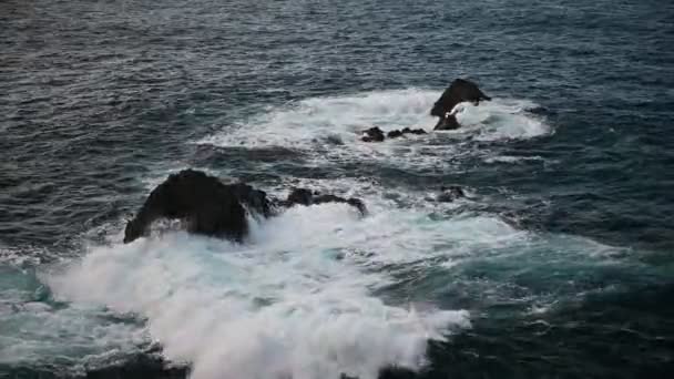 Break golven aan de kust van Tenerife eiland, Canarische eilanden, Atlantische Oceaan, Spanje — Stockvideo