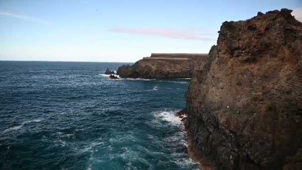 Bryta vågor på kusten av ön Teneriffa, Kanarieöarna, Atlanten, Spanien — Stockvideo