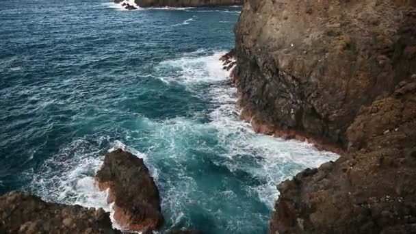 Σπάζοντας τα κύματα στις ακτές του νησιού της Τενερίφη, Κανάρια Νησιά, Ατλαντικός Ωκεανός, Ισπανία — Αρχείο Βίντεο