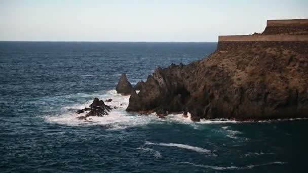 Break golven aan de kust van Tenerife eiland, Canarische eilanden, Atlantische Oceaan, Spanje — Stockvideo