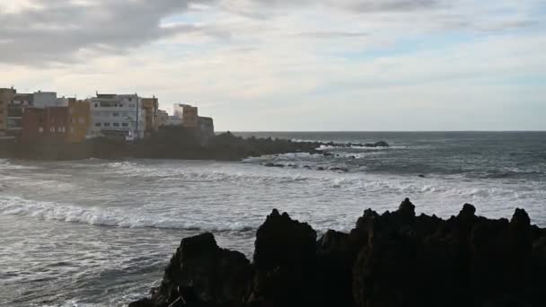 Fantasticky krásný západ slunce na severním pobřeží Tenerife, pláž s kameny a černým pískem. — Stock video