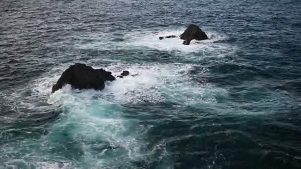 Rompiendo olas en la costa de Tenerife, Islas Canarias, Océano Atlántico, España — Vídeos de Stock