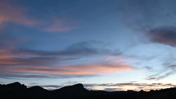 Movimiento de la cámara sobre las cimas de las montañas con una hermosa puesta de sol — Vídeos de Stock