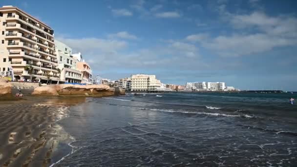 Fantasticky krásný západ slunce na severním pobřeží Tenerife, pláž s kameny a černým pískem. — Stock video