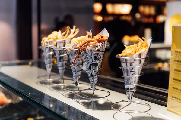 Şatafatlı tapas seçimi. İspanya 'da geleneksel küçük porsiyon atıştırmalıklar. San Miguel tapas barında.