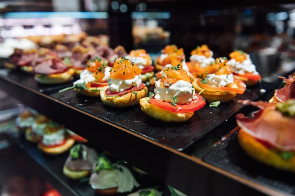 İspanya 'daki San Miguel pazarında çeşitli geleneksel İspanyol yemekleri.