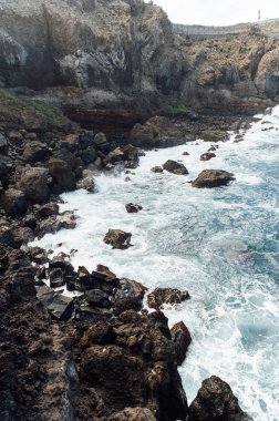 Atlantik Okyanusu 'nda güçlü bir fırtına Tenerife sahilindeki bir körfezde.