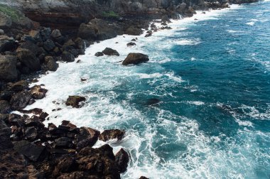Atlantik Okyanusu 'nda güçlü bir fırtına Tenerife sahilindeki bir körfezde.