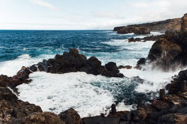 Atlantik Okyanusu 'nda güçlü bir fırtına Tenerife sahilindeki bir körfezde.