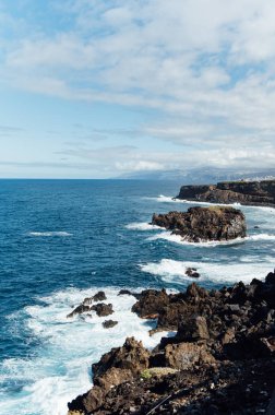 Tenerife Adası, Kanarya Adaları, Atlantik Okyanusu, İspanya kıyılarında dalgalar kopuyor.