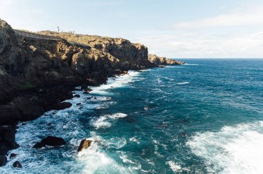 Tenerife Adası, Kanarya Adaları, Atlantik Okyanusu, İspanya kıyılarında dalgalar kopuyor.