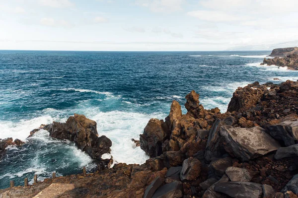 Una poderosa tormenta en el Océano Atlántico en una bahía en la costa de Tenerife. — Foto de Stock