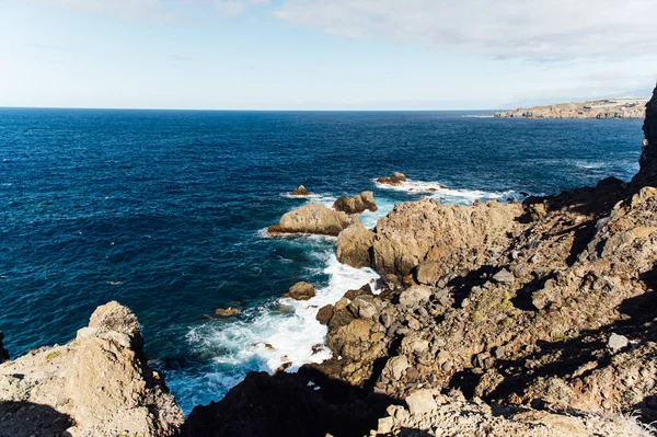 Ondas na costa da ilha de Tenerife, ilhas Canárias, oceano Atlântico, Espanha — Fotografia de Stock