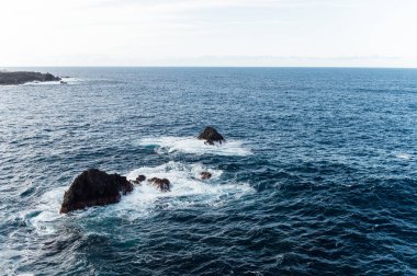 Tenerife Adası, Kanarya Adaları, Atlantik Okyanusu, İspanya kıyılarında dalgalar kopuyor.