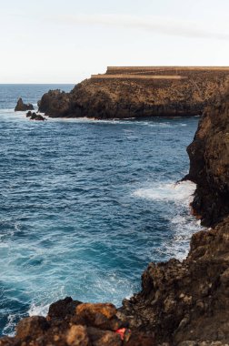 Tenerife Adası, Kanarya Adaları, Atlantik Okyanusu, İspanya kıyılarında dalgalar kopuyor.