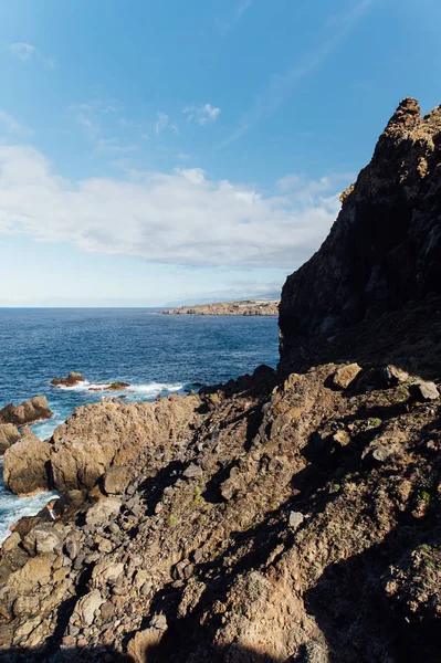 Bryta vågor på kusten av ön Teneriffa, Kanarieöarna, Atlanten, Spanien — Stockfoto