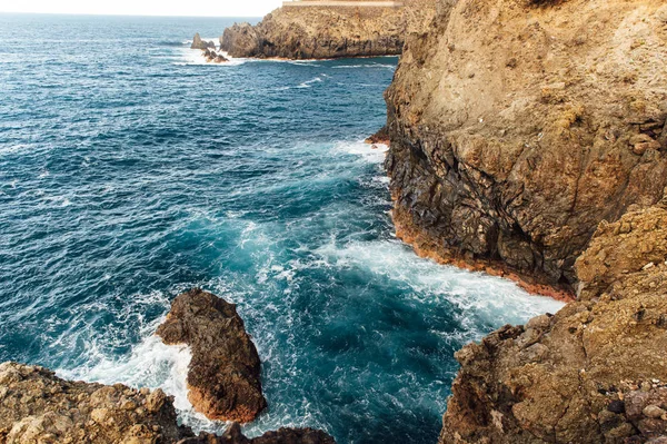 Rompere le onde sulla costa dell'isola di Tenerife, Isole Canarie, Oceano Atlantico, Spagna — Foto Stock