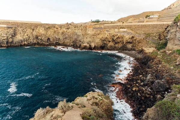 Rompiendo olas en la costa de Tenerife, Islas Canarias, Océano Atlántico, España — Foto de Stock