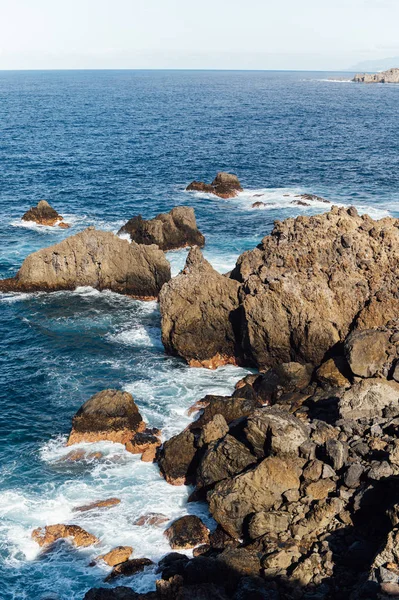 Vista panorâmica das ondas do Oceano Atlântico e da costa rochosa - vista do parque de Anaga — Fotografia de Stock