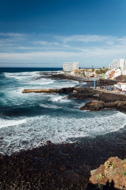 Tenerife adasının kayalık sahillerinde dalgalar, Kanarya adaları, Atlantik okyanusu, İspanya