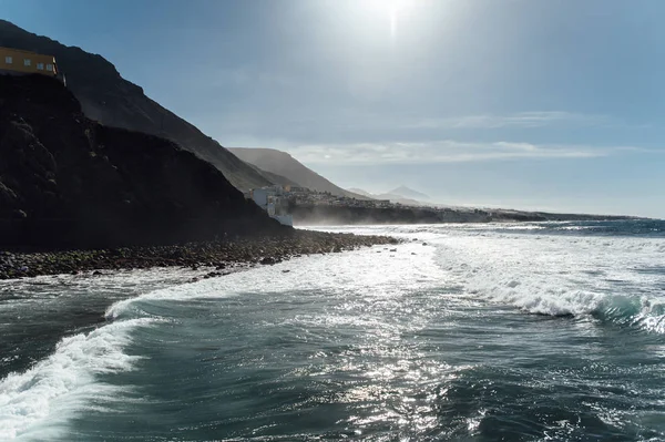 Olas en la costa rocosa de la isla de Tenerife, Islas Canarias, Océano Atlántico, España — Foto de Stock