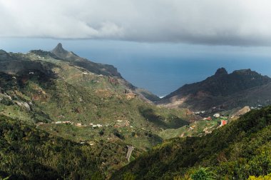 İspanya 'nın Tenerife adasındaki dağ zirveleri arasındaki küçük yerleşim yerleri
