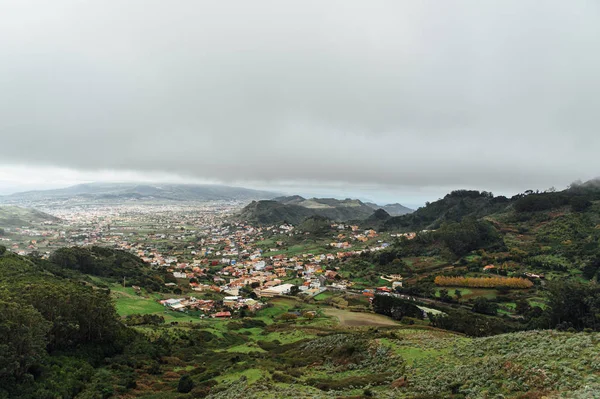 İspanya 'nın Tenerife adasındaki dağ zirveleri arasındaki küçük yerleşim yerleri