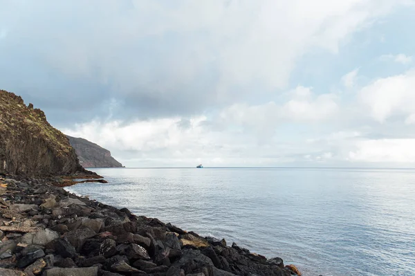Colinas viradas para o oceano num dia ensolarado em Tenerife, navio de carga à espera fora do porto — Fotografia de Stock