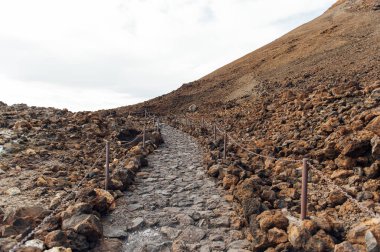 Teide yanardağının zirvesinde yürüyüş parkurunda. Tenerife, Kanarya Adaları - İspanya.