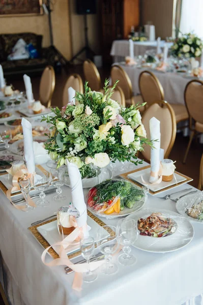 Hochzeitsdekor, Blumen, schwarzes und goldenes Dekor, Kerzen — Stockfoto