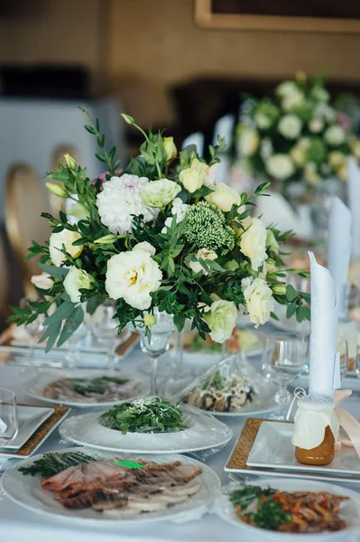 Decoración de la boda, flores, decoración en negro y oro, velas — Foto de Stock