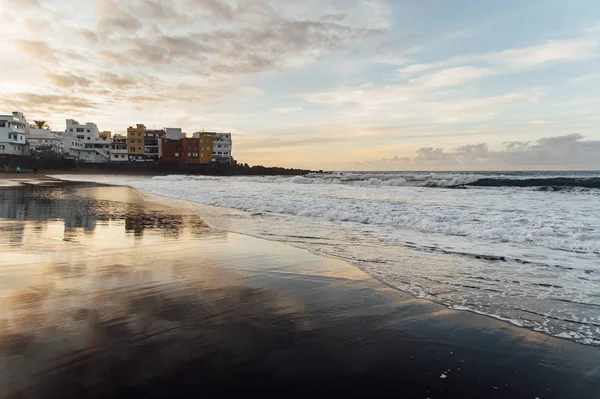 Fantastisch mooie zonsondergang aan de noordkust van Tenerife, een strand met stenen en zwart zand. — Stockfoto