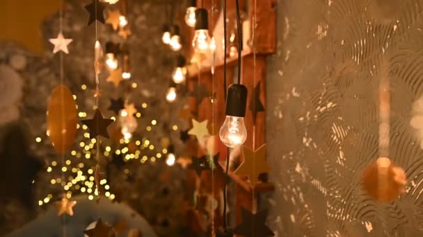 Las lámparas cierran. Guirnaldas de boda que brillan en el hermoso interior del apartamento . — Vídeo de stock