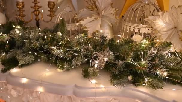 Árbol de Navidad decorado con brillantes juguetes de árbol de Navidad y luces brillantes. El humor de Año Nuevo . — Vídeos de Stock