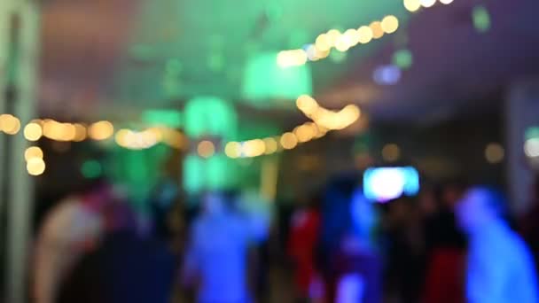 Espectáculo de fiesta borrosa con multitud bailando en frente — Vídeos de Stock
