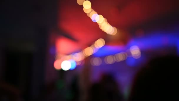 Espectáculo de fiesta borrosa con multitud bailando en frente — Vídeos de Stock