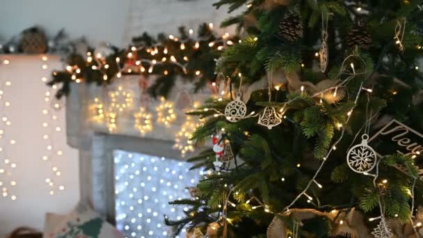 Árbol de Navidad decorado con brillantes juguetes de árbol de Navidad y luces brillantes. El humor de Año Nuevo . — Vídeo de stock