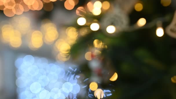 Árbol de Navidad decorado con brillantes juguetes de árbol de Navidad y luces brillantes. Objeto desenfocado — Vídeos de Stock