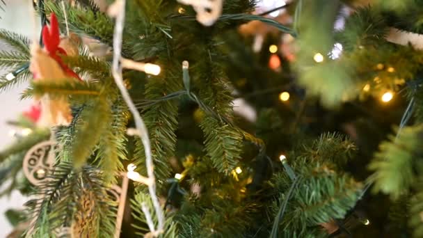 Árbol de Navidad decorado con brillantes juguetes de árbol de Navidad y luces brillantes. El humor de Año Nuevo . — Vídeo de stock
